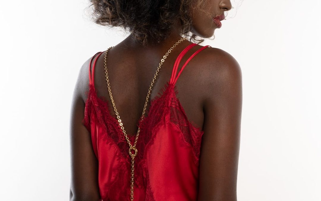 Jak założyć Body Chain i z czym go łączyć? Przewodnik dla początkujących